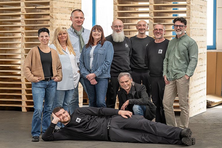 Gruppenbild mit Mitarbeitern von Hennlich HCT