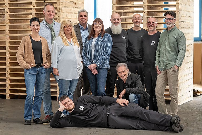 Gruppenbild mit Mitarbeitern von Hennlich HCT